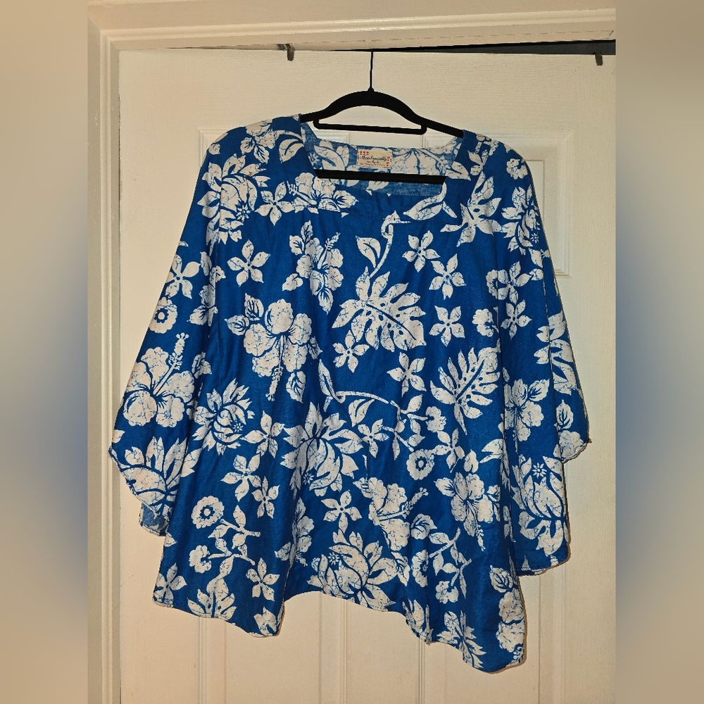 Vintage Kapaia Stichery Made For You Beautiful Floral Blue and White Women's Top